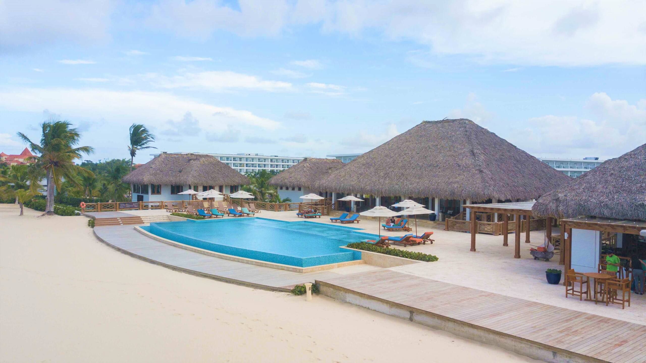 Piscina infinita sobre la arena en el Cana Bay Beach Club