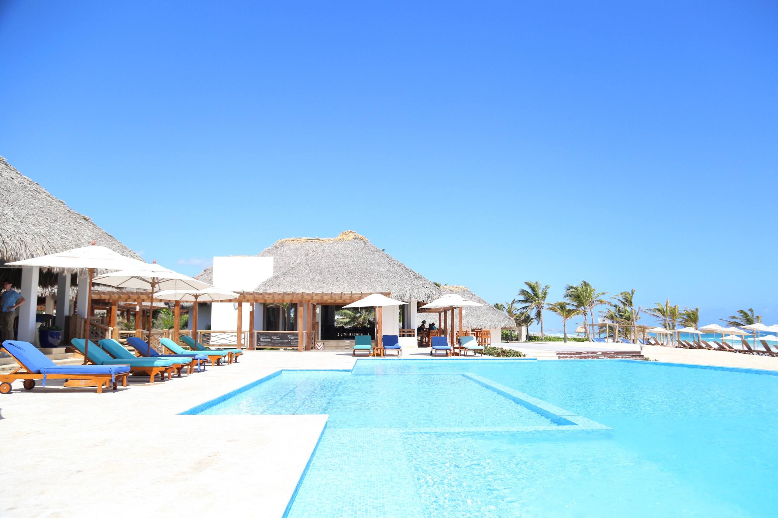 Tumbonas y sombrillas alrededor de la piscina del Cana Bay Beach Club