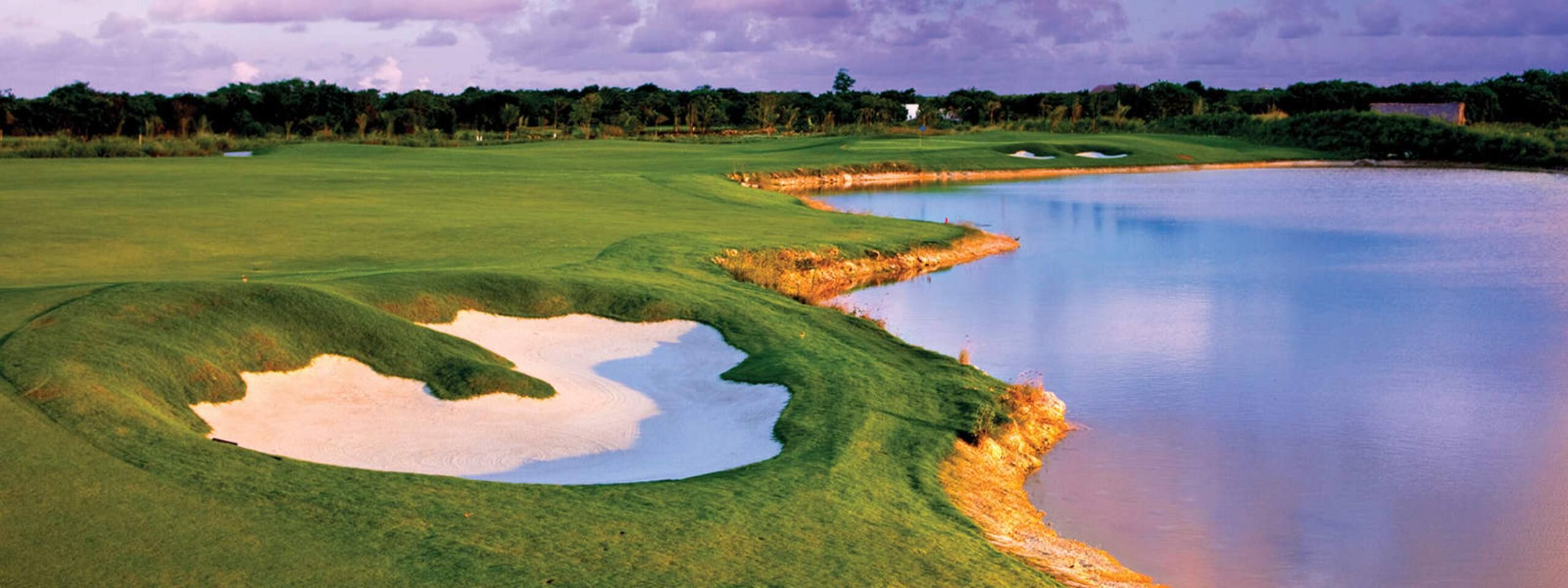 Búnker y lago en una calle del Hard Rock Golf Club at Cana Bay