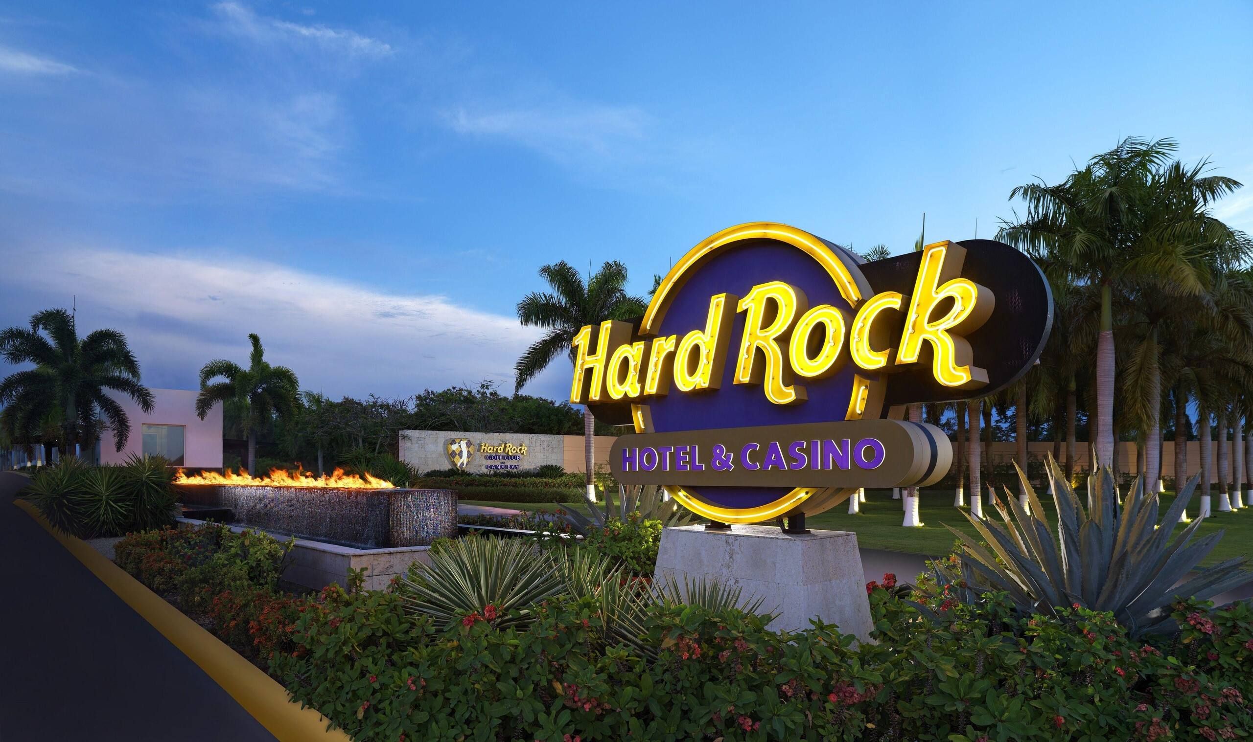 Letrero de Hard Rock Hotel & Casino en la entrada a la zona del resort en Punta Cana