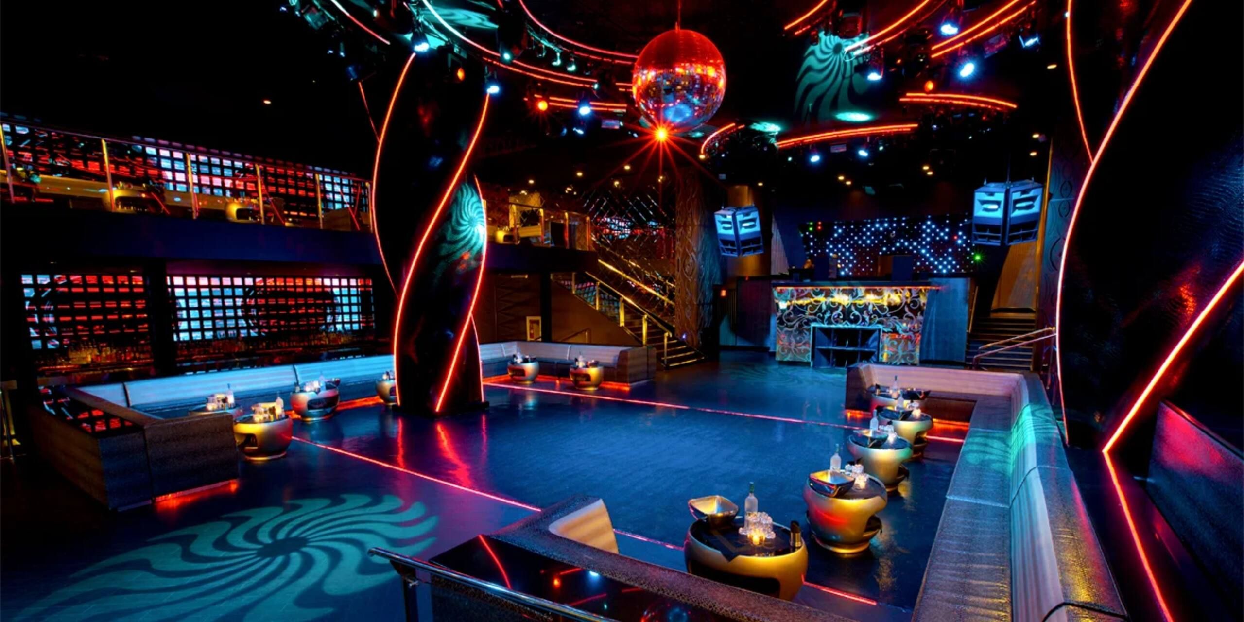 Discoteca con luces de neón y pista de baile