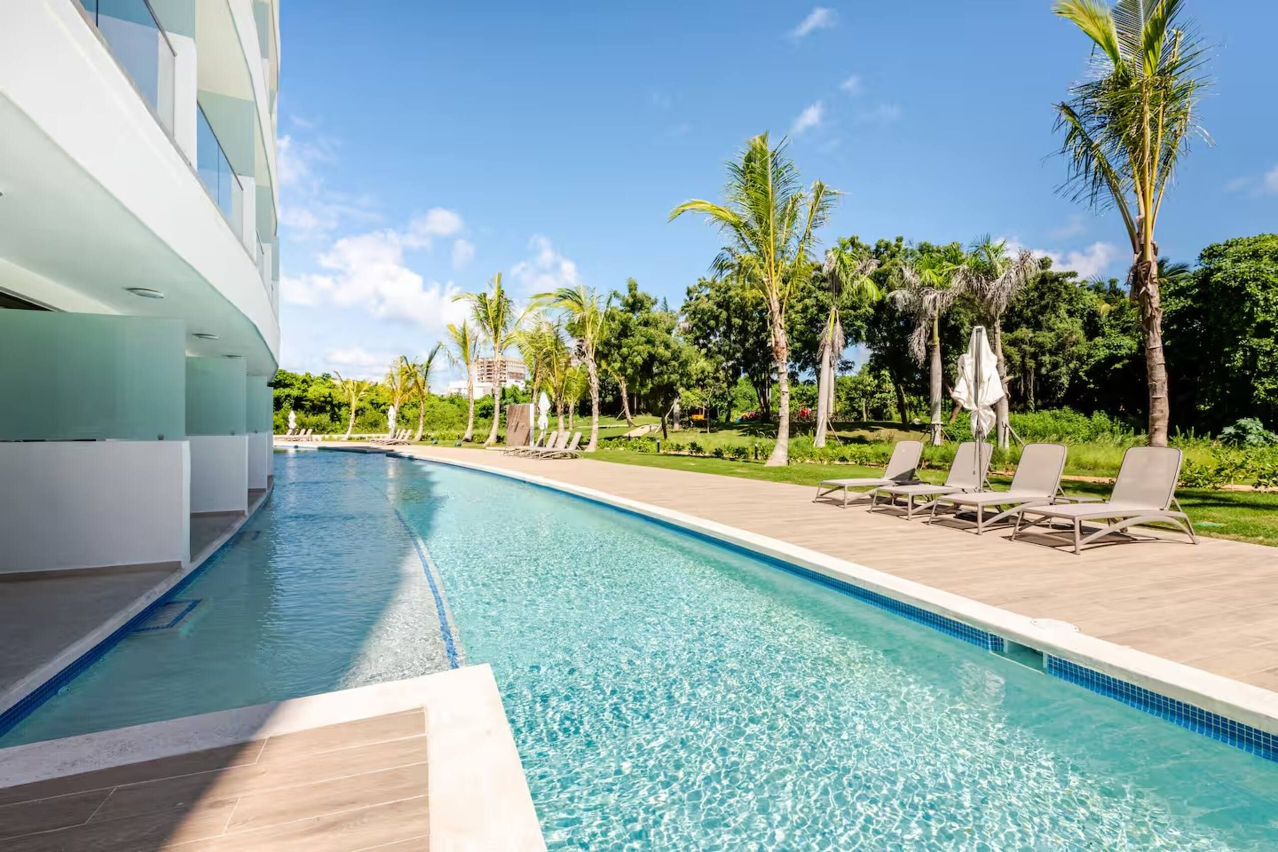 Piscina que recorre directamente las terrazas swim-up de la planta baja en Cana Rock Universe